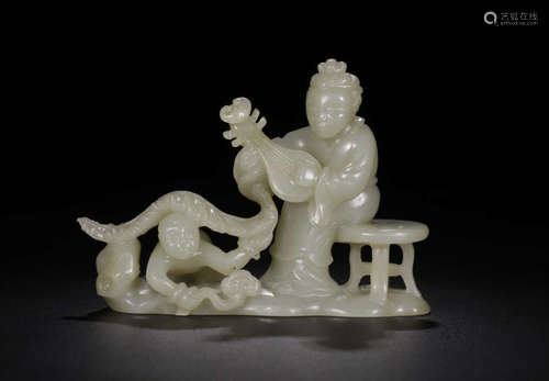 A HETIAN JADE CAERCED FIGURE SHAPED PENDANT