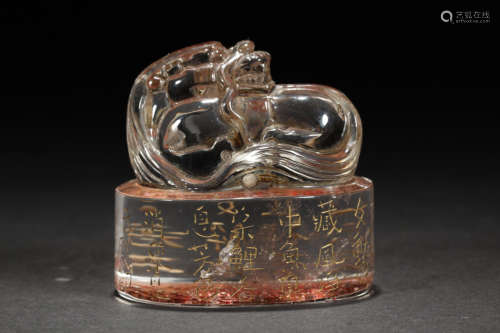 AN OLD YELLOW CRYSTAL CASTED LION SHAPED SEAL