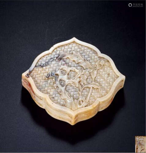 清早期 尚均款寿山石雕秀石芭蕉图花式印盒