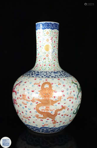 A FAMILLE ROSE DRAGON PATTERN VASE