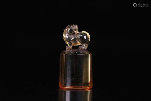 A YELLOW CRYSTAL CARVED BEAST SHAPED SEAL