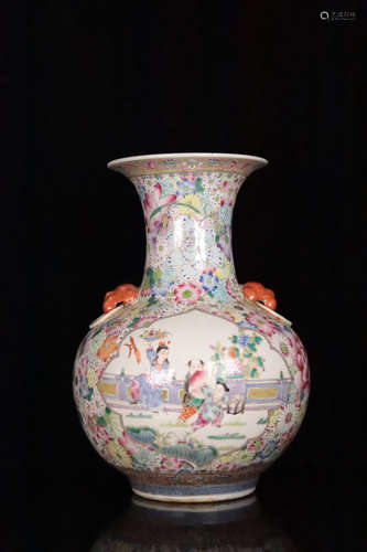 A FAMILLIE ROSE GLASE FLORAL PATTERN VASE