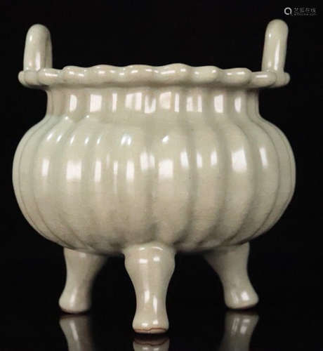 A LONGQUAN YAO GREEN GLAZE TRIPOD CENSER