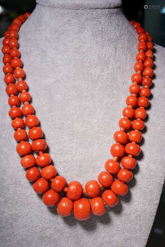 AN OLD SHADING CORAL BEADS STRING NECKLACE