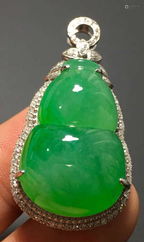 A GREEN JADEITE CARVED GOURD PENDANT, A CLASS