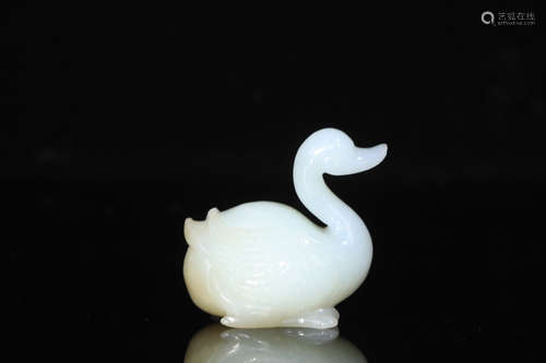 A HETIAN JADE CARVED GOOSE SHAPED PENDANT