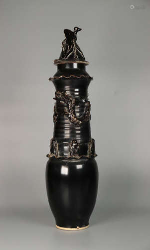 A DINGYAO BLACK GLAZE DRAGON PATTERN VASE