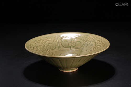 A LONGQUAN YAO GREEN GLAZE FLORAL PATTERN BOWL