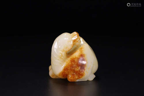 A HETIAN JADE CARVED BEAST SHAPED PENDANT