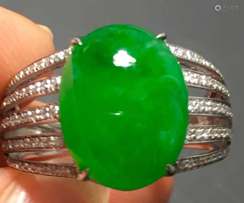 A GREEN JADEITE CARVED FINGER RING, A CLASS