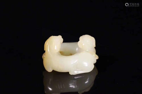 A HETIAN JADE CARVED DOUBLE DOG SHAPED PENDANT