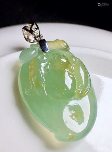 A YELLOW&GREEN JADEITE CARVED AUSPICIOUS PENDANT, A CLASS