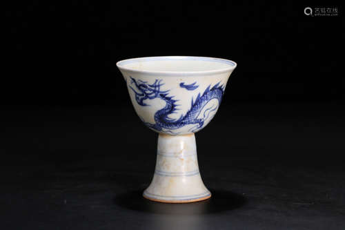 A WHITE&BLUE GLAZE DRAGON PATTERN CUP