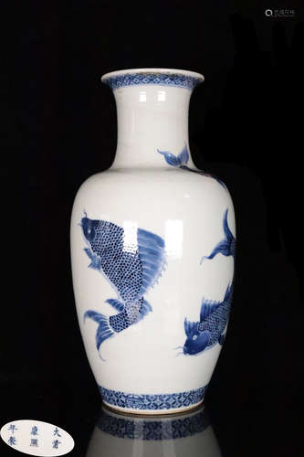 A BLUE AND WHITE GLAZE FISH PATTERN VASE