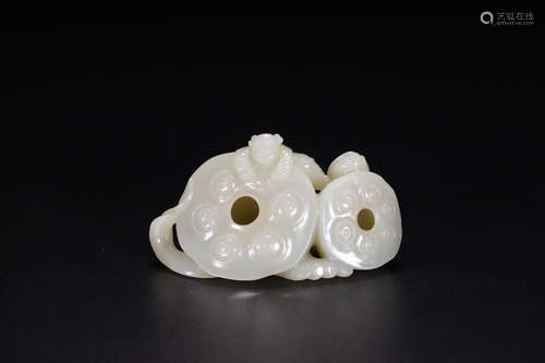 A HETIAN JADE CARVED LOTUS SHAPED PENDANT