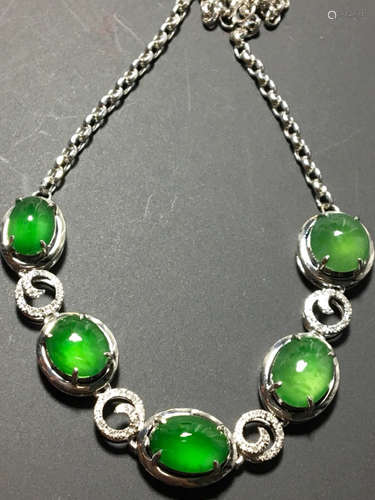 A GREEN JADEITE BEADS STRING BRACELET, A CLASS