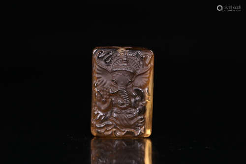 A YELLOW CRYSTAL CARVED BUDDHA PATTERN PENDANT