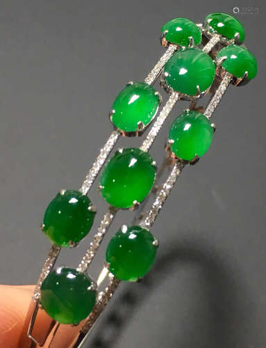 A GREEN JADEITE BEADS STRING BRACELET, A CLASS