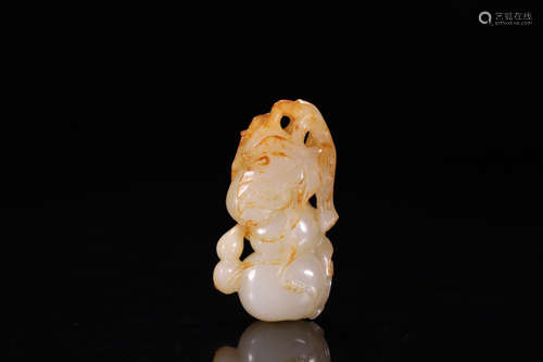 A HETIAN JADE CARVED GOURD SHAPED PENDANT