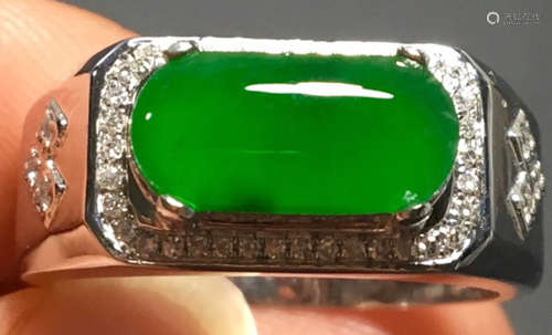 A GREEN JADEITE CARVED FINGER RING, A CLASS