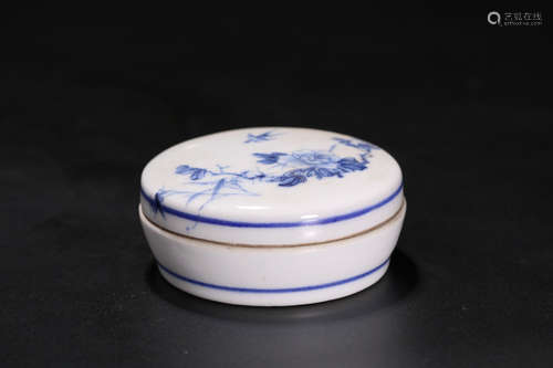 A WHITE&BLUE GLAZE FLORAL PATTERN BOX