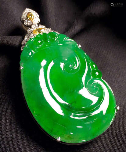 A GREEN JADEITE CARVED AUSPICIOUS PENDANT, A CLASS