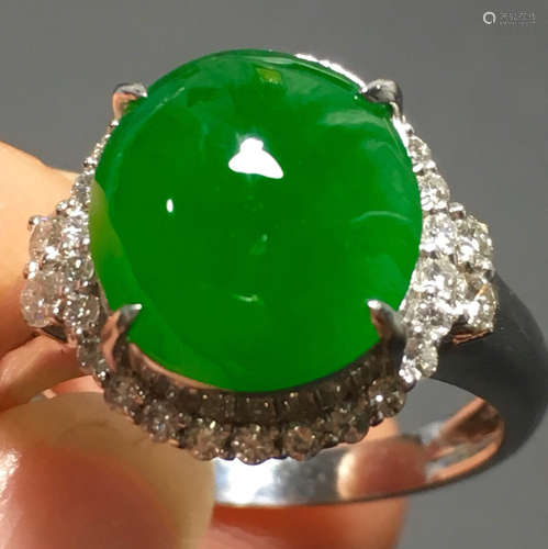 A GREEN JADEITE CARVED FINGER RING, A CLASS