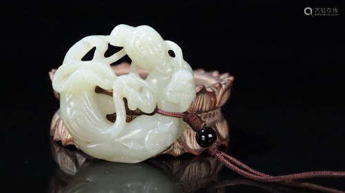 A HETIAN JADE FIGURE SHAPED PENDANT