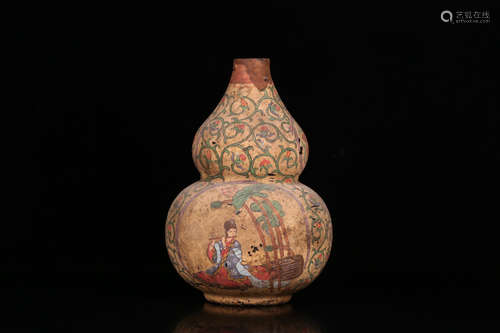 A PAINTED GLASS CARVED BEAUTY PATTERN GOURD VASE