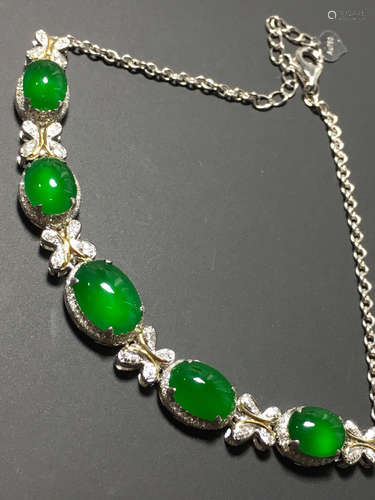 A GREEN JADEITE BEADS STRING BRACELET, A CLASS