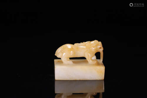 A HETIAN JADE CARVED BEAST SHAPED PENDANT