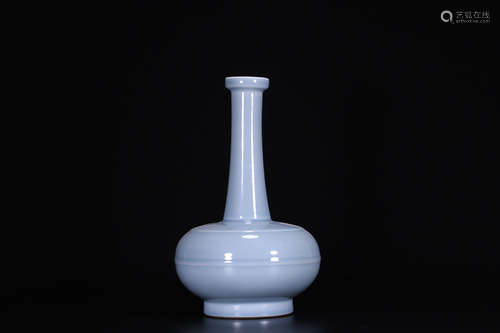 17-19TH CENTURY, A GREEN GLAZE PORCELAIN LONG NECK VASE, QING DYNASTY