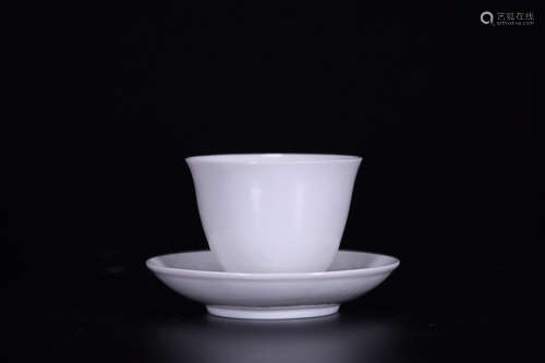 AN OLD FLORAL PATTERN WHITE GLAZE PORCELAIN WINE CUP