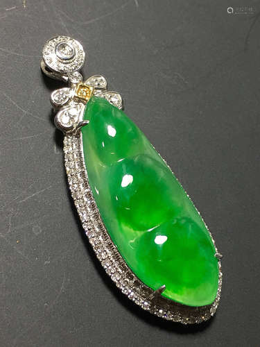 A BEAN DESIGN ZHENGYANG GREEN ICE JADEITE PENDANT