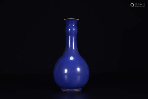 17-19TH CENTURY, A BLUE GLAZE PORCELAIN GARLIC VASE, QING DYNASTY