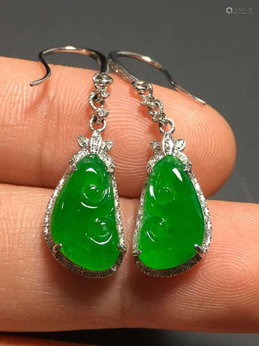 A PAIR OF RUYI DESIGN ZHENGYANG GREEN ICE JADEITE EARRING