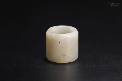 AN OLD HETIAN JADE THUMB RING