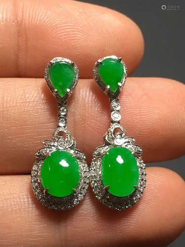 A PAIR OF EGG DESIGN ZHENGYANG GREEN ICE JADEITE EARRING