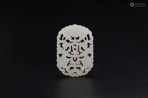 17-19TH CENTURY, A HOLLOWED OUT DESIGN HETIAN JADE PENDANT, QING DYNASTY