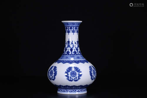 17-19TH CENTURY, A DRAGON PATTERN PORCELAIN VASE, QING DYNASTY