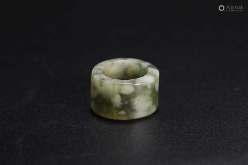 AN OLD JADEITE RING