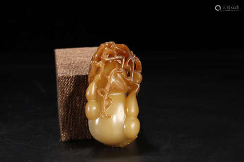 17-19TH CENTURY, A CALABASH DESIGN HETIAN JADE ORNAMENT, QING DYNASTY