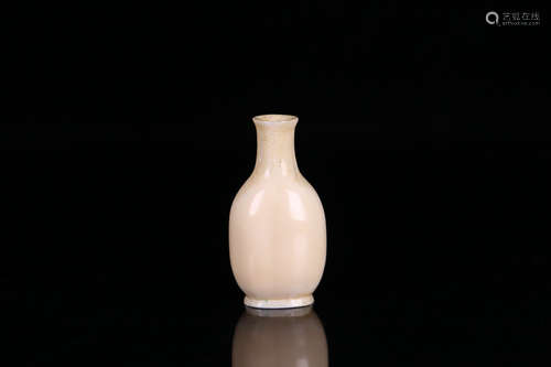 17-19TH CENTURY, AN OLD QIU ANGLE SNUFF BOTTLE, QING DYNASTY