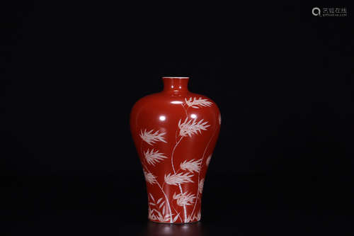 17-19TH CENTURY, A FLORAL PATTERN RED GLAZE PORCELAIN VASE, QING DYNASTY