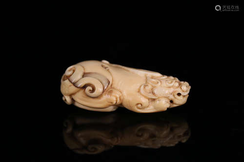 17-19TH CENTURY, AN AUSPICIOUS ANIMAL DESIGN OLD QIU ANGLE HAND PIECE, QING DYNASTY