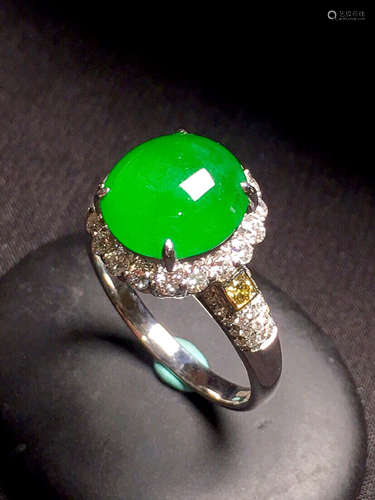 AN EGG DESIGN BINGYANG GREEN ICE JADEITE RING