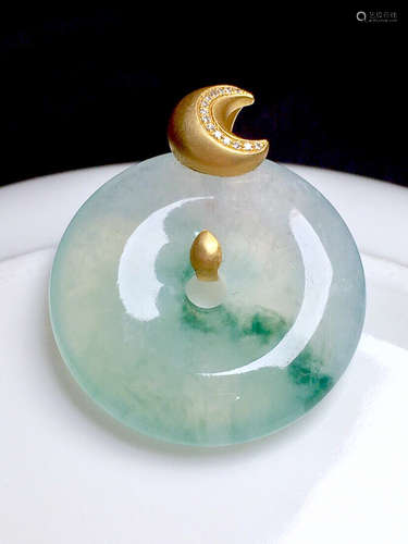 A CIRCLE DESIGN ICE JADEITE PENDANT