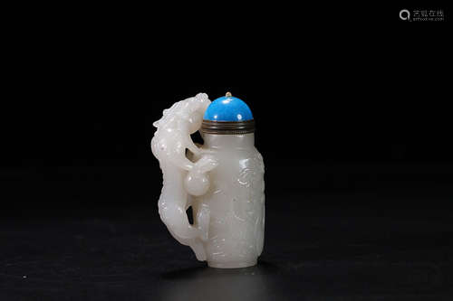 18-19TH CENTURY, A DRAGON DESIGN HETIAN JADE SNUFF BOTTLE, LATE QING DYNASTY