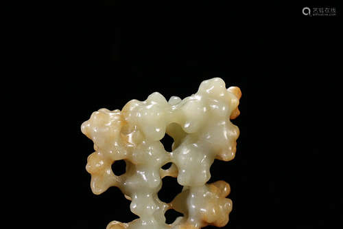 18-19TH CENTURY, A HOLLOWED OUT DESIGN HETIAN JADE ORNAMENT, LATE QING DYNASTY