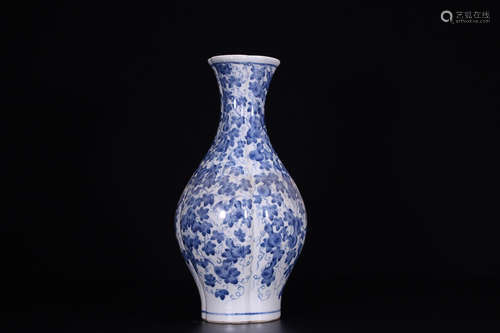 17-19TH CENTURY, A CALABASH PATTERN PORCELAIN VASE, QING DYNASTY